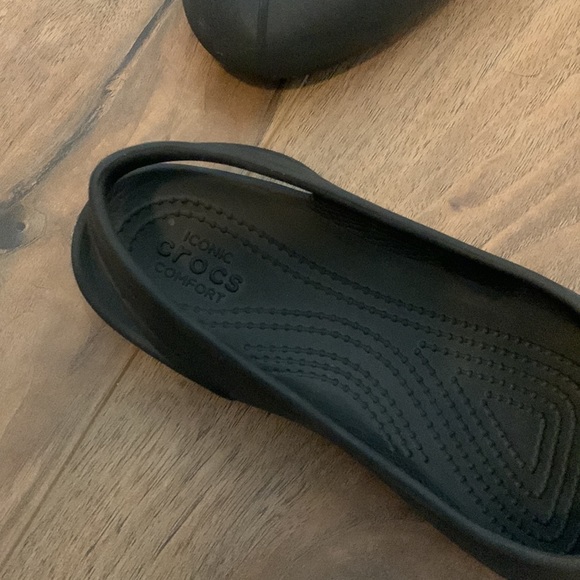 Crocs Women’s Slip Ons- Size W6- Black- GREAT CONDITION! - Picture 4 of 5